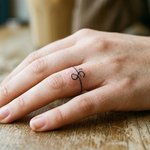 tatouage sur les doigts