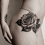 tatouage-fleur-hanche