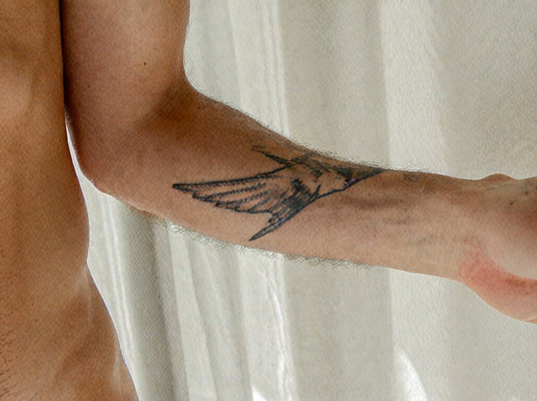 tatouage hirondelle poignet