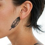 tatouage-oreille-plume