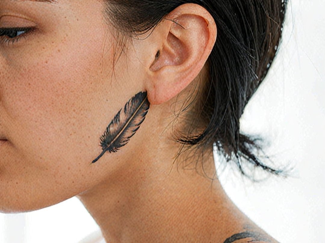 tatouage oreille plume