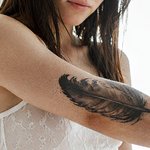 tatouage-plume-bras