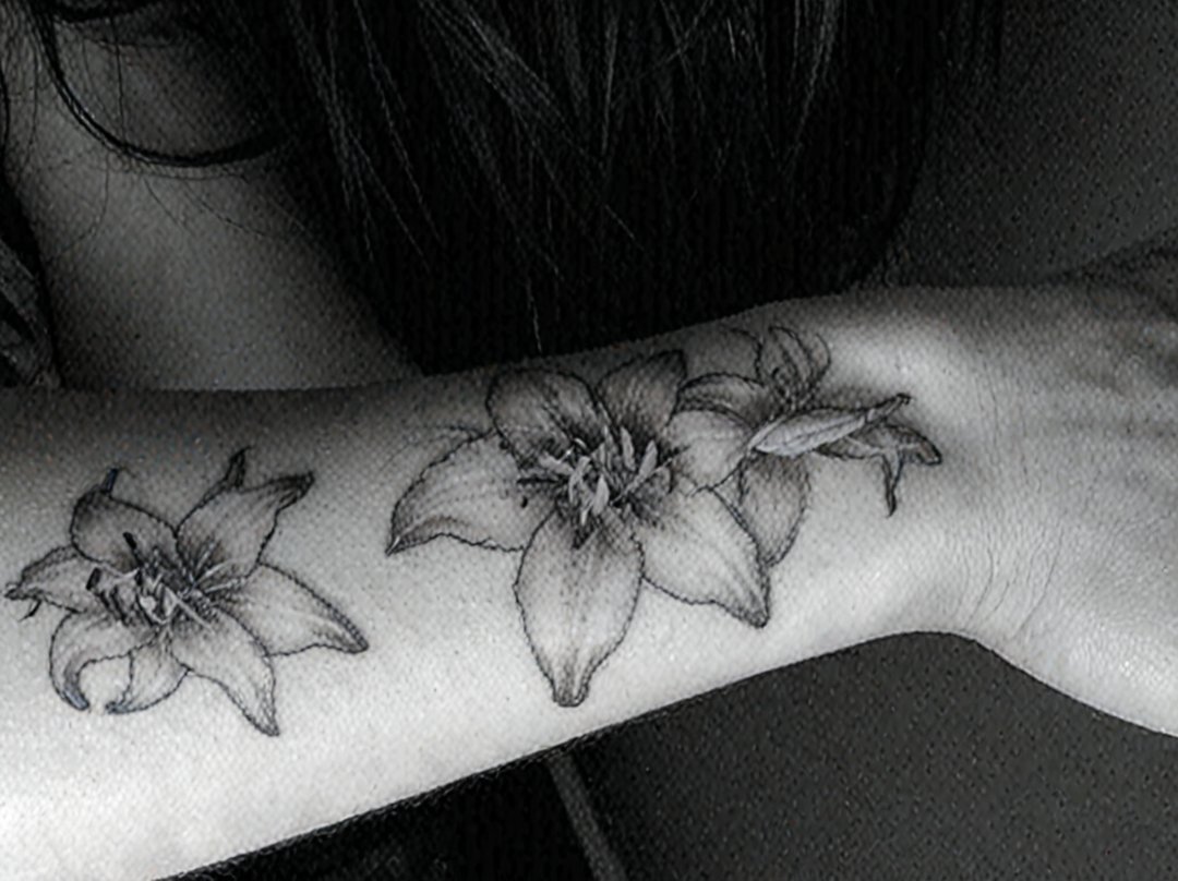 tattoo fleur poignet