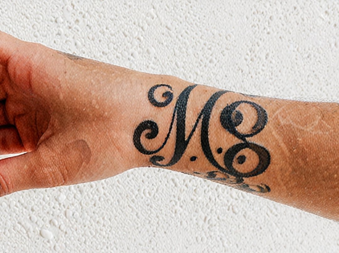 lettre tatouage m