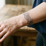 tatouage-bras-bracelet
