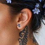 tatouage-fleur-derriere-oreille