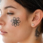 tatouage-fleur-oreille