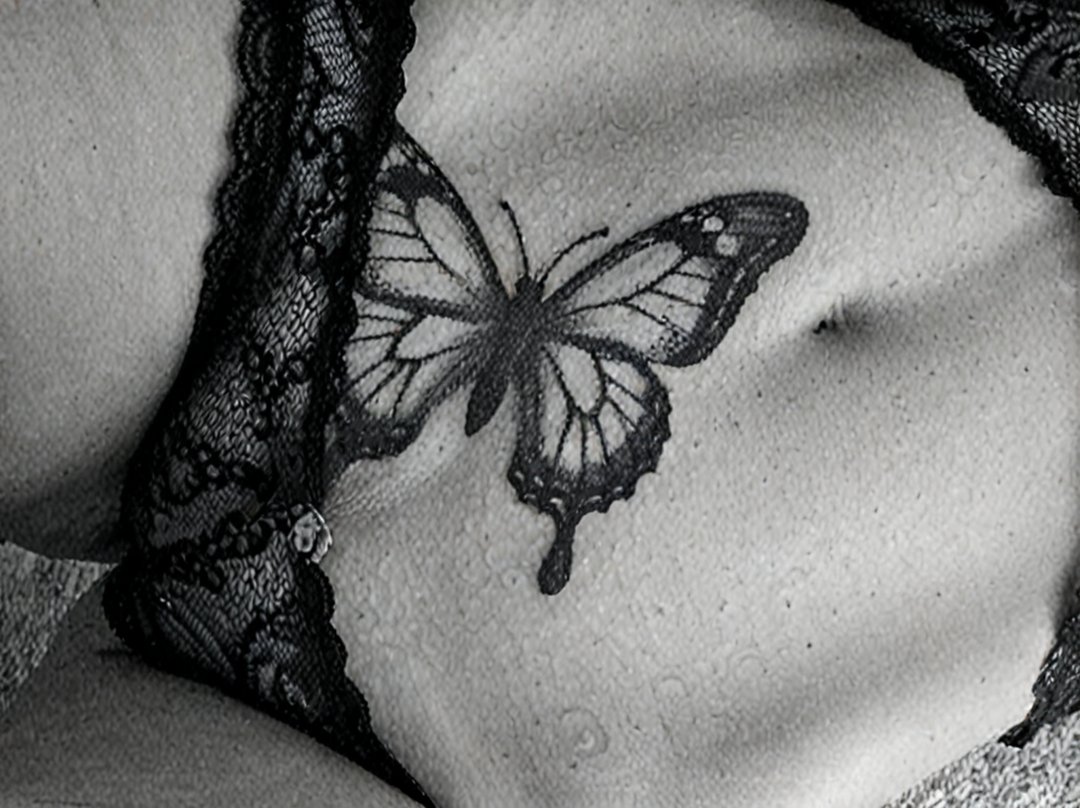 tatouage papillon ventre
