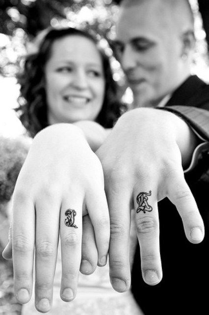 tatouage bague doigts