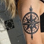 tatouage rose des vents coude