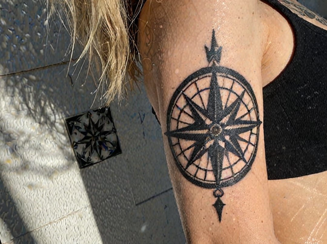 tatouage rose des vents coude