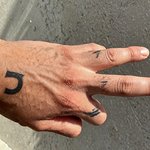 petit tatouage doigt