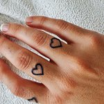 tatouage au doigt
