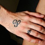tatouage doigt homme