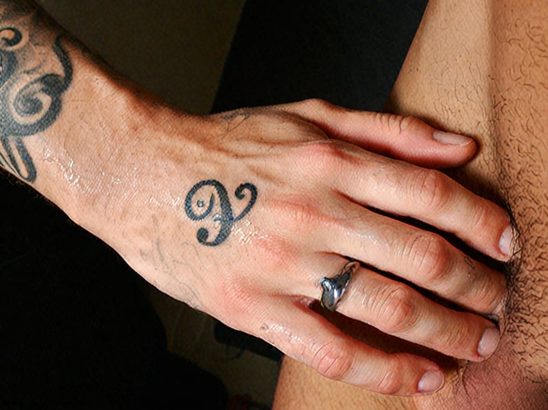 tatouage doigt homme