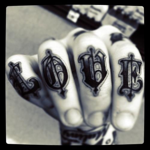 tatouage doigt lettre