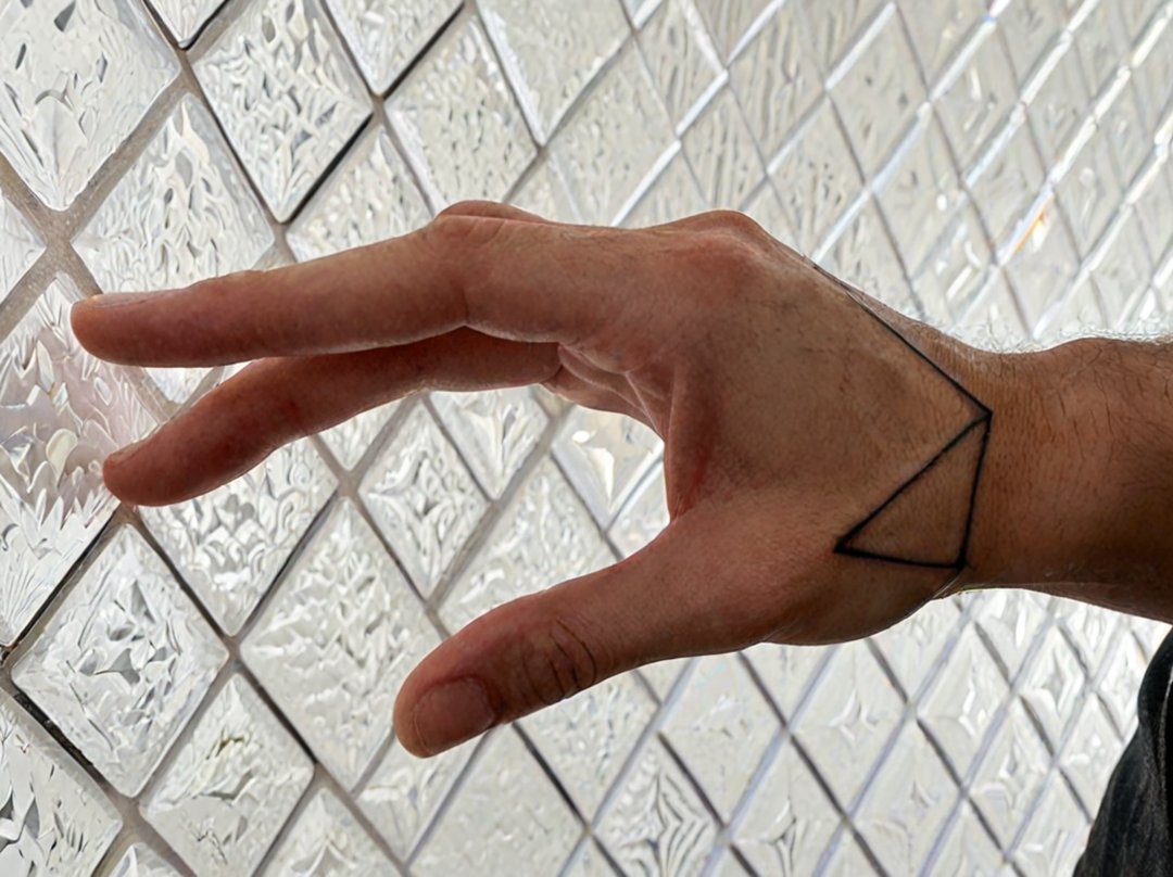 tatouage doigt risque