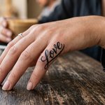 tatouage love doigt