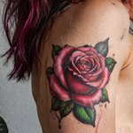 tatouage rose epaule