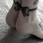 tatouage sur le derriere de la cheville avec un noeud papillon