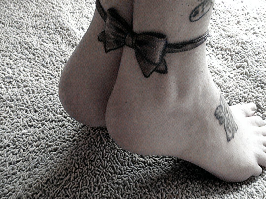 tatouage noeud papillon cheville