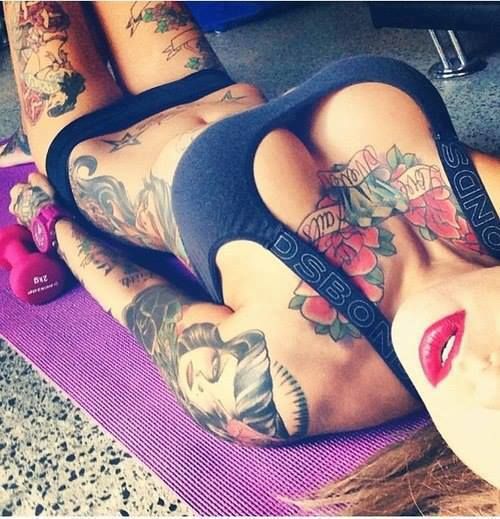 tatouage rose femme poitrine