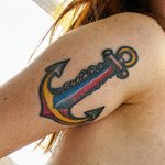 tatouage femme avec une ancre sur l'avant-bras