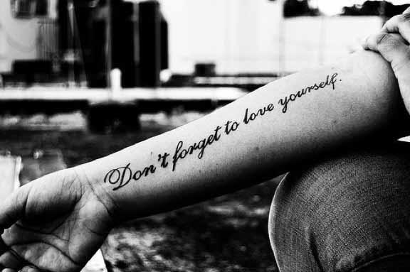 tatouage avant bras homme phrase
