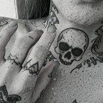 tatouage doigt tete de mort