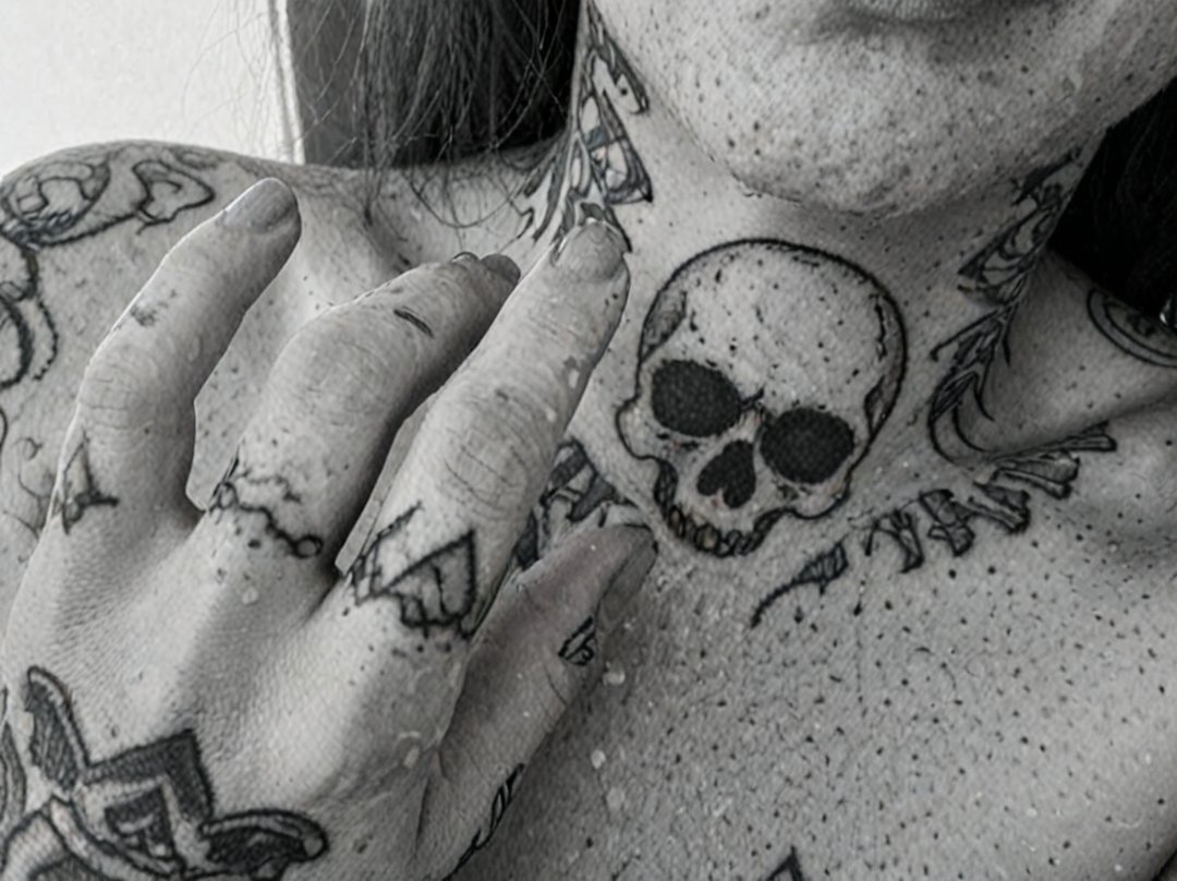 tatouage doigt tete de mort