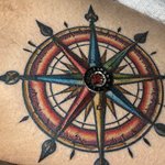 modèle d'une rose des vents en tatouage homme dans un style old school