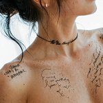 Rihanna tatouage rebelle fleur
