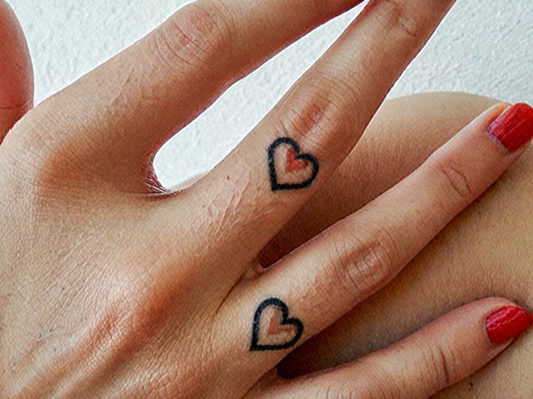 tatouage bague doigt