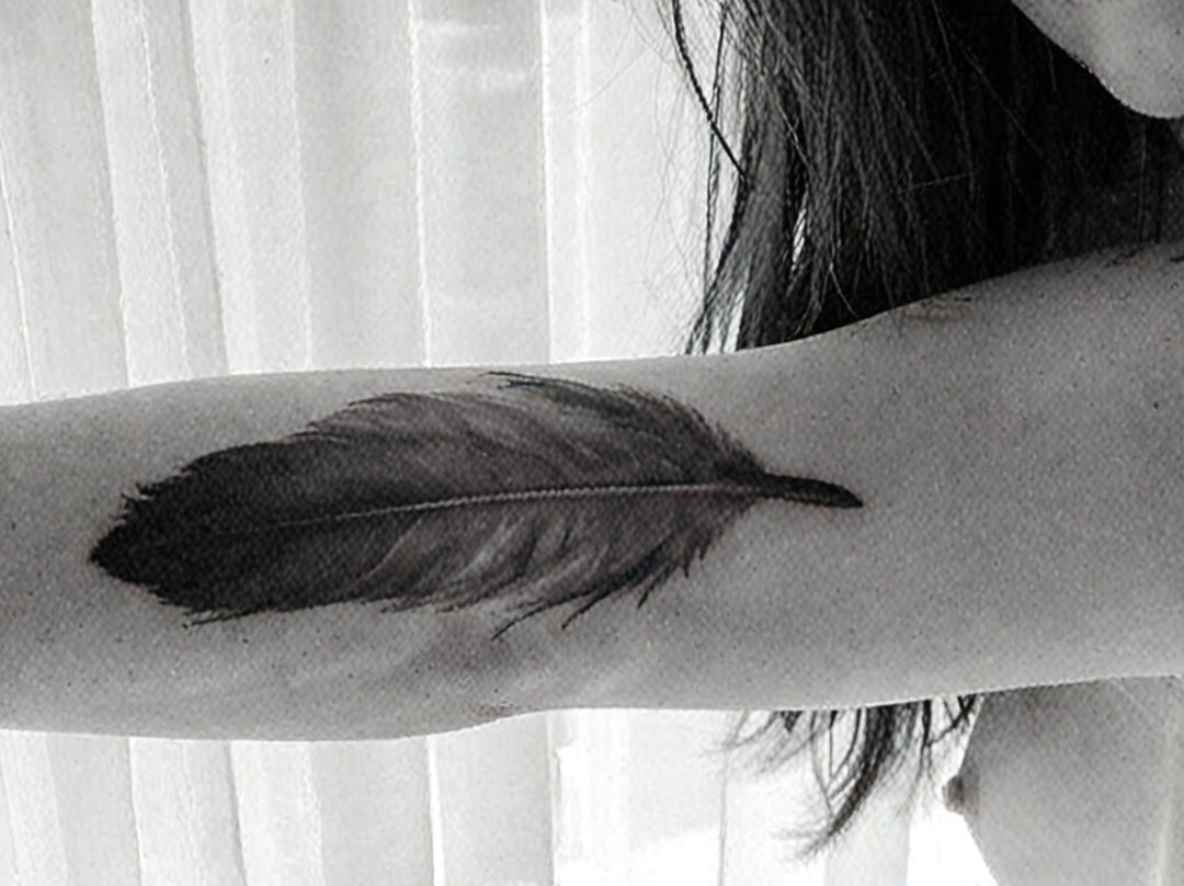 tatouage bras plume