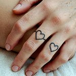 tatouage doigt coeur