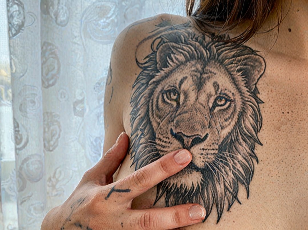 tatouage lion femme