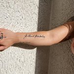 tatouage phrase bras femme