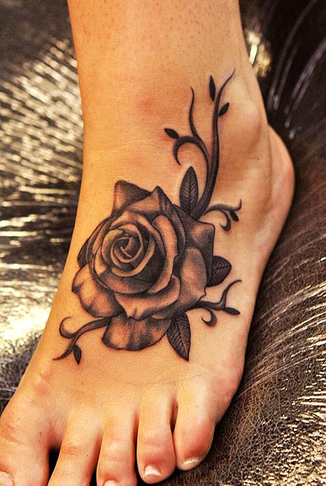 tatouage pied fleur