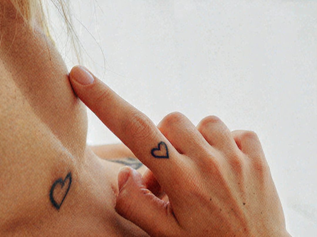 tatouage rihanna doigt love